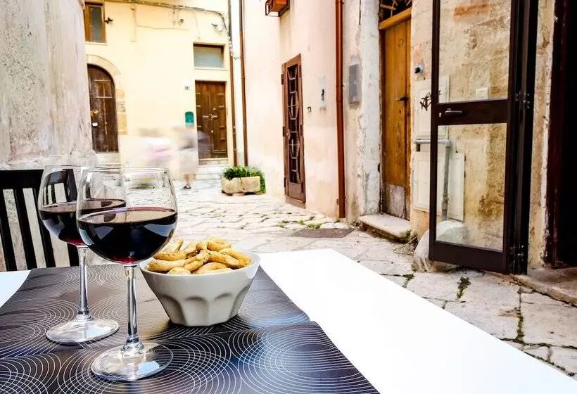 هتل B&b Affittacamere Del Teatro