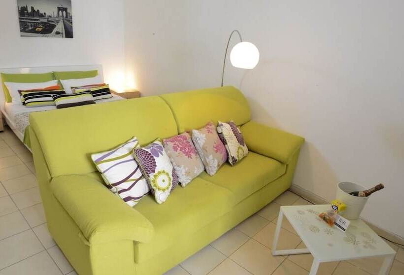 هتل B&b Affittacamere Del Teatro