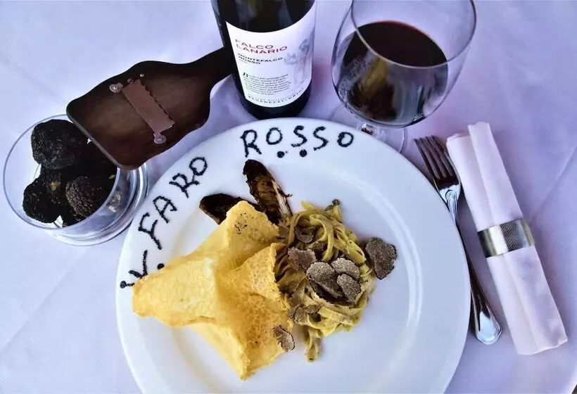 هتل Faro Rosso