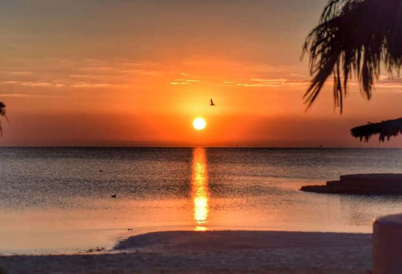 هتل Six Corners Resort