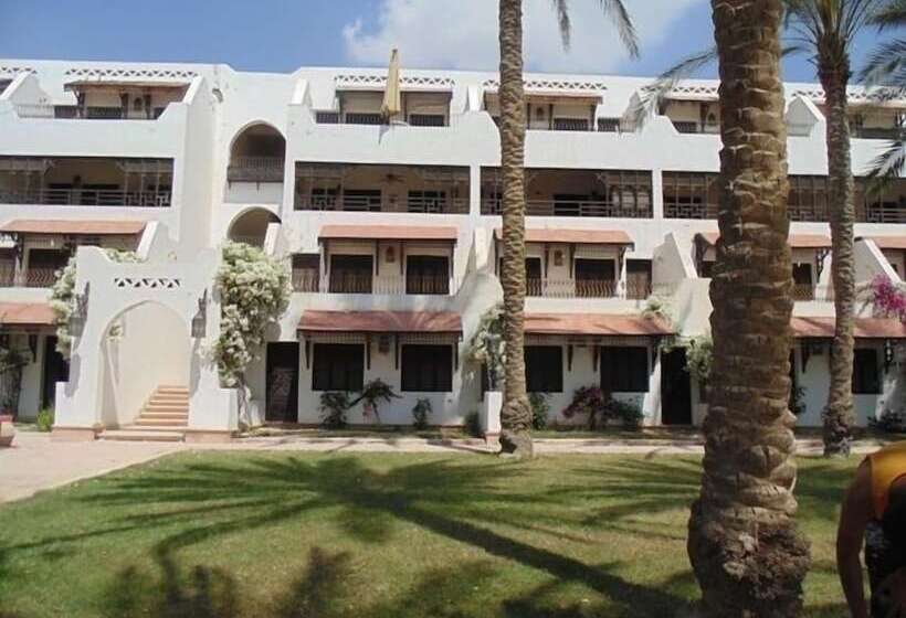 هتل Six Corners Resort