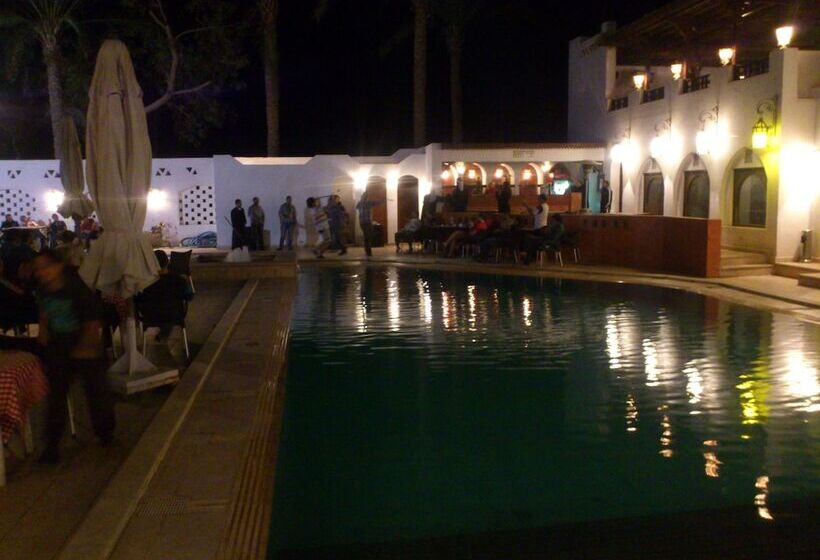 هتل Six Corners Resort