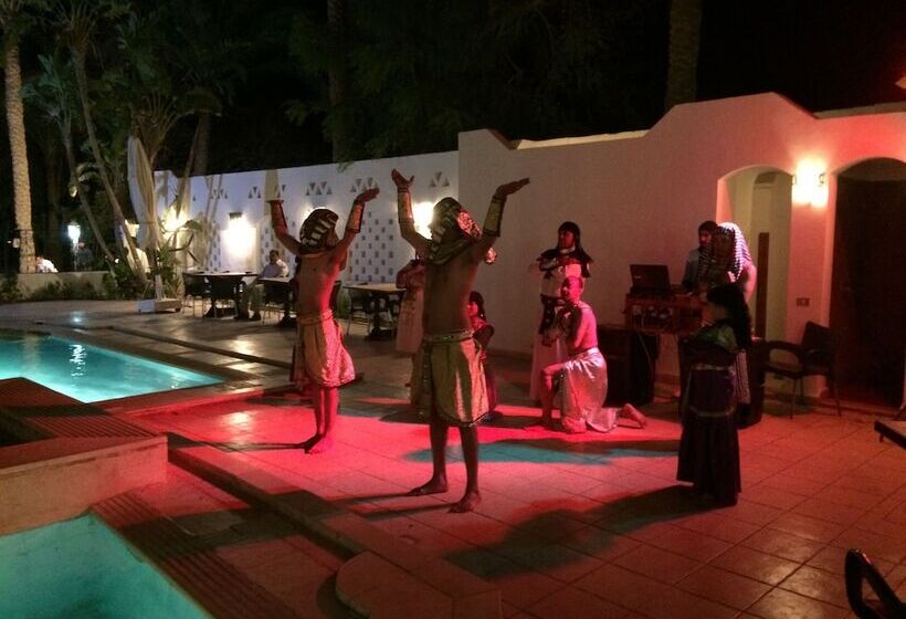 هتل Six Corners Resort