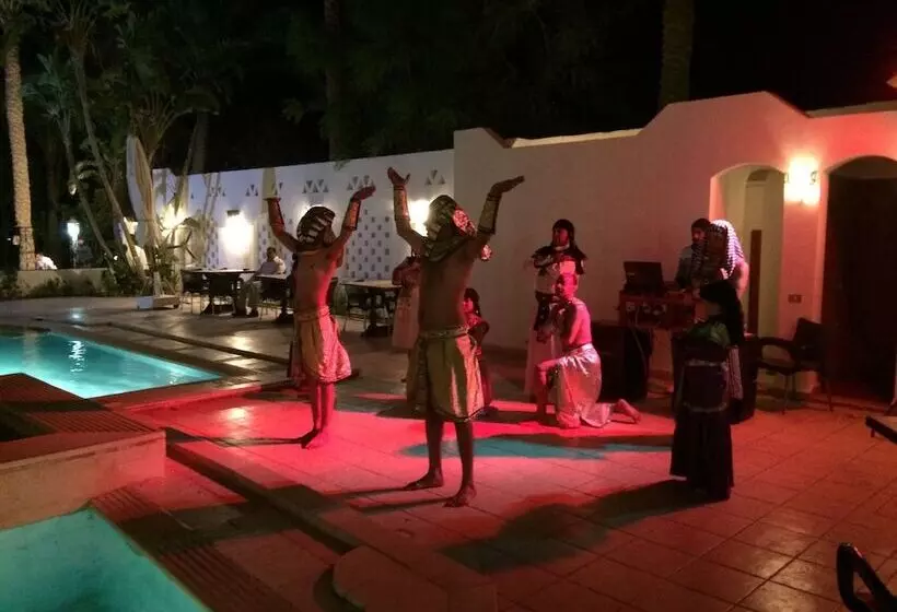 هتل Six Corners Resort