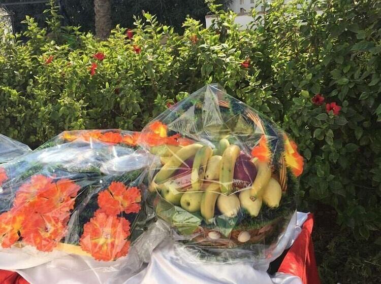 هتل Six Corners Resort