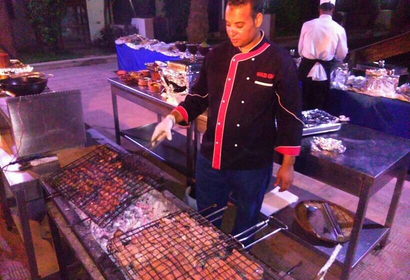 هتل Six Corners Resort