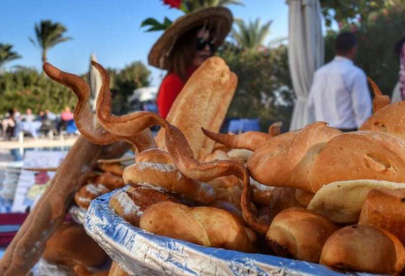 هتل Six Corners Resort