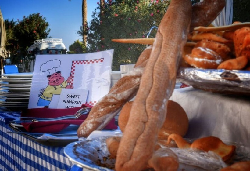 هتل Six Corners Resort