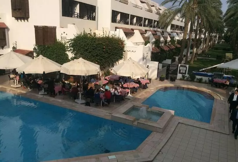 هتل Six Corners Resort