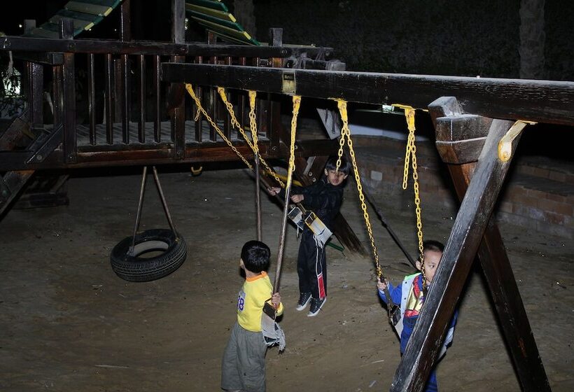 هتل Six Corners Resort