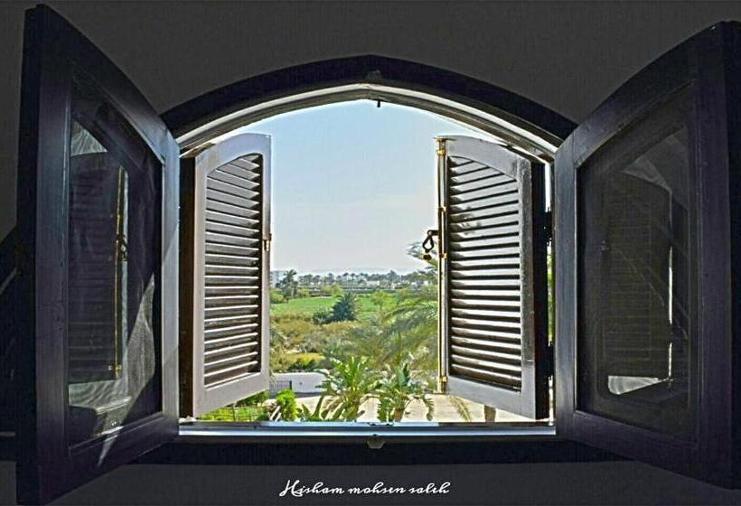 هتل Six Corners Resort