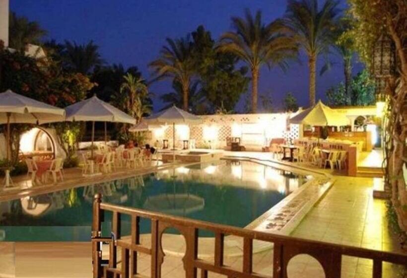 هتل Six Corners Resort