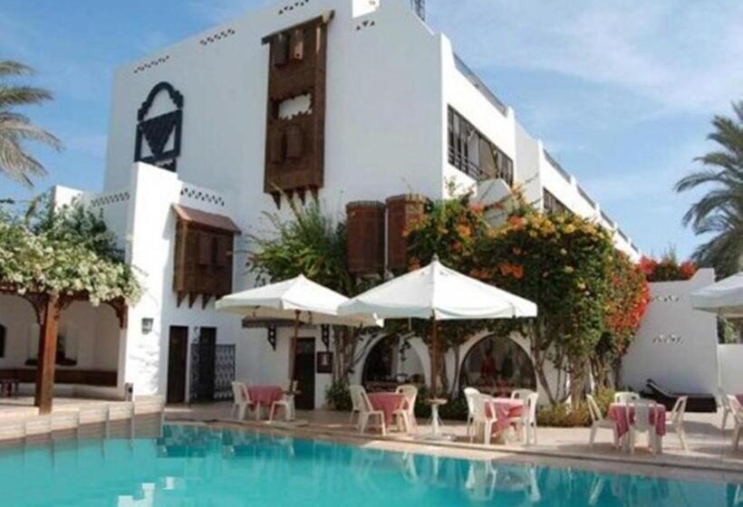 هتل Six Corners Resort