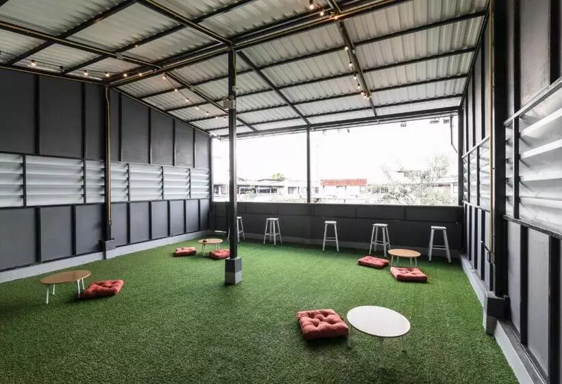 هتل The Cocoon Hostel