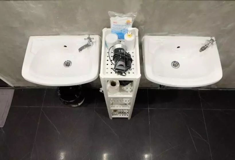 هتل The Cocoon Hostel