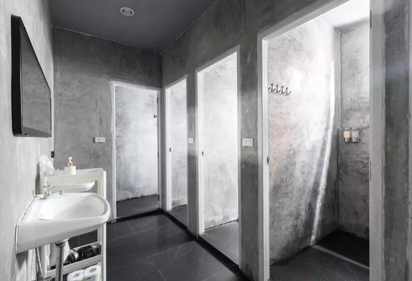 هتل The Cocoon Hostel