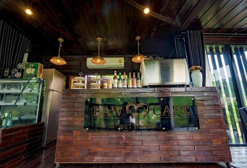 هتل The White House Boutique Resort