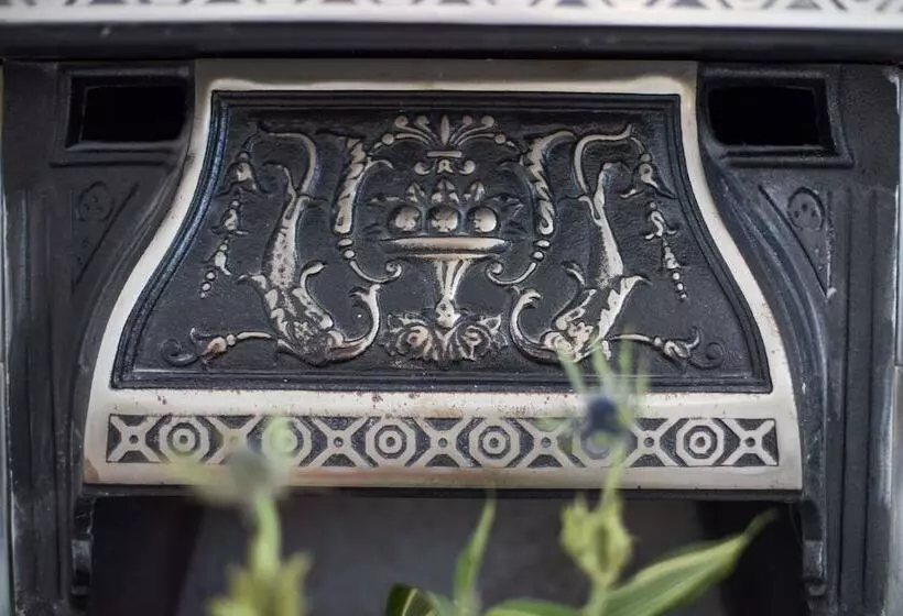 هتل Justb Deva Edinburgh