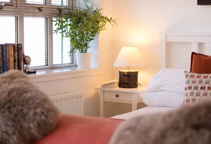 هتل Justb Deva Edinburgh