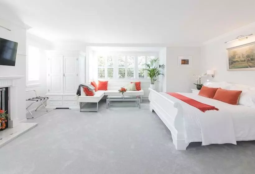 هتل Justb Deva Edinburgh