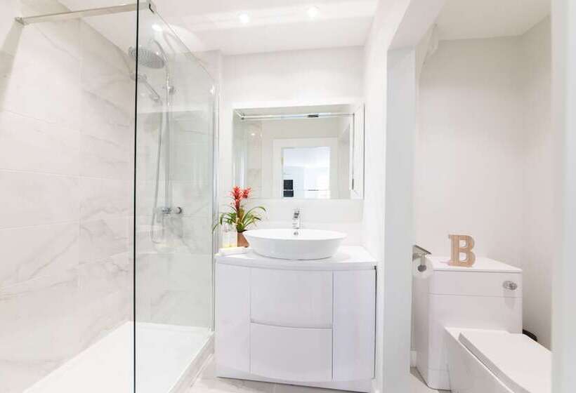 호텔 Justb Deva Edinburgh