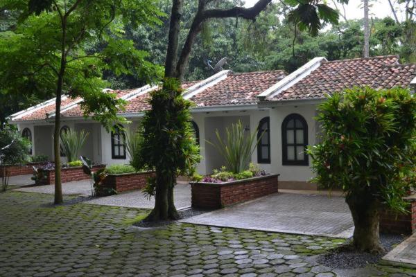 בית מלון כפרי Lake House Resort