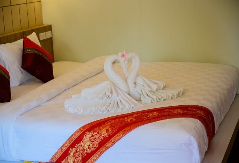 هتل Charming Lipe Beach Resort