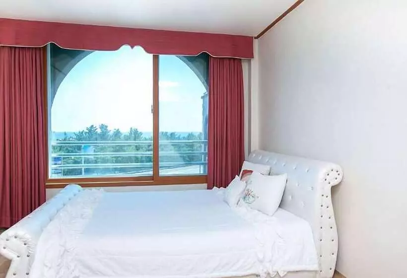 ホテル Mangsang East House