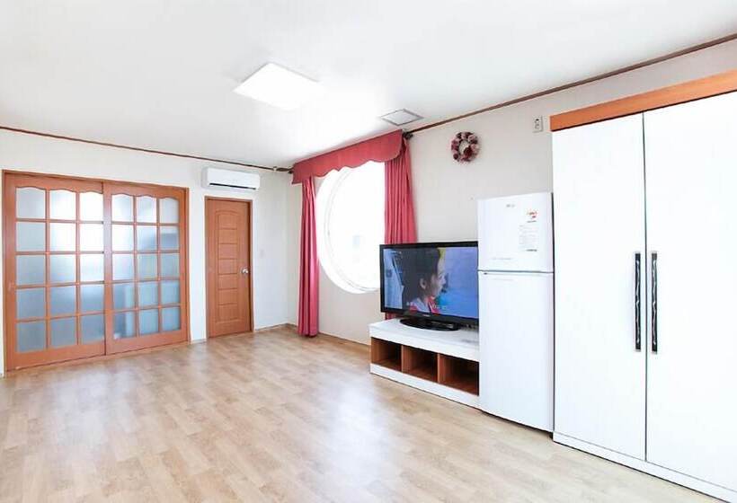 ホテル Mangsang East House