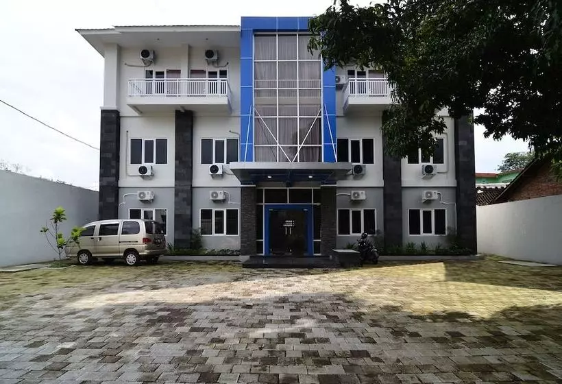 Hotelli Reddoorz Near Museum Keraton Surakarta