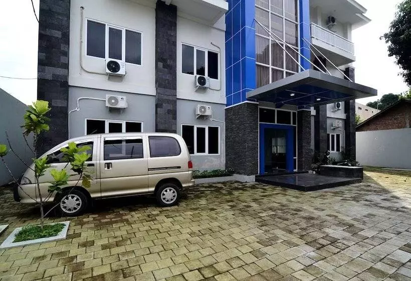 Hotelli Reddoorz Near Museum Keraton Surakarta