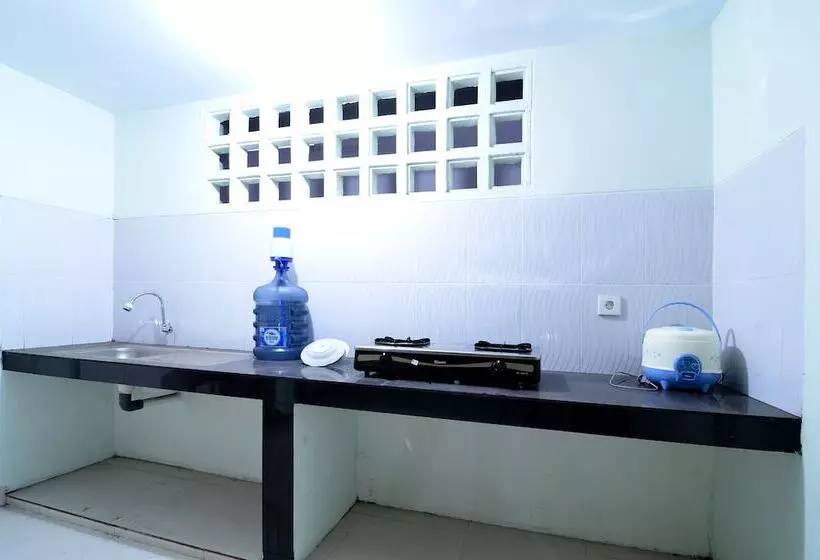 Hotelli Reddoorz Near Museum Keraton Surakarta