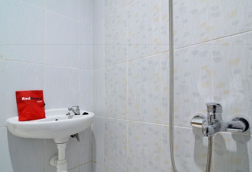 فندق Reddoorz Near Museum Keraton Surakarta