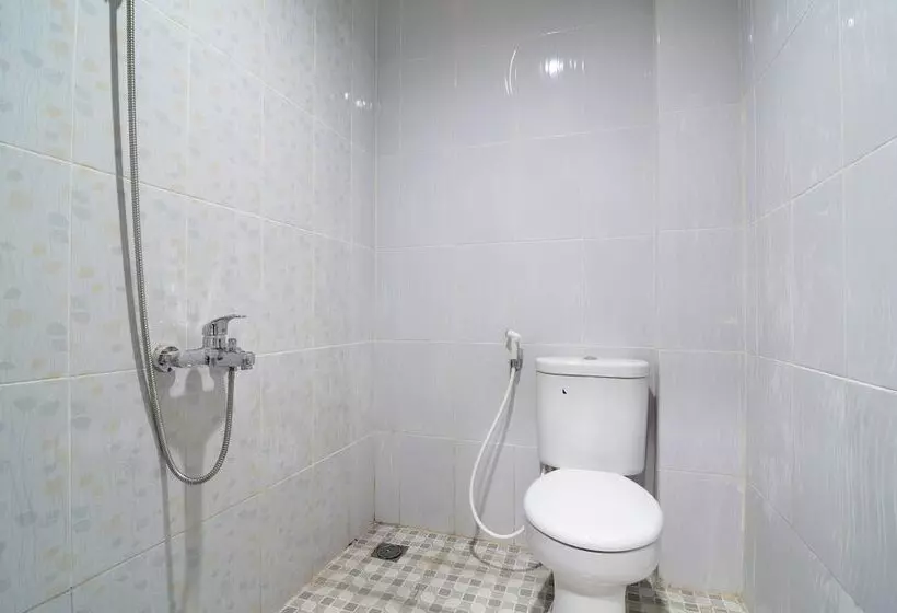 Hotelli Reddoorz Near Museum Keraton Surakarta