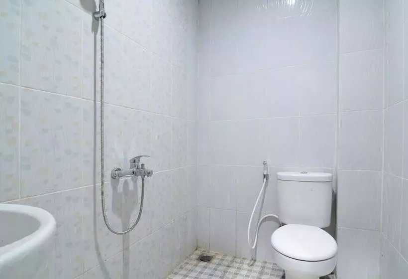 Hotelli Reddoorz Near Museum Keraton Surakarta