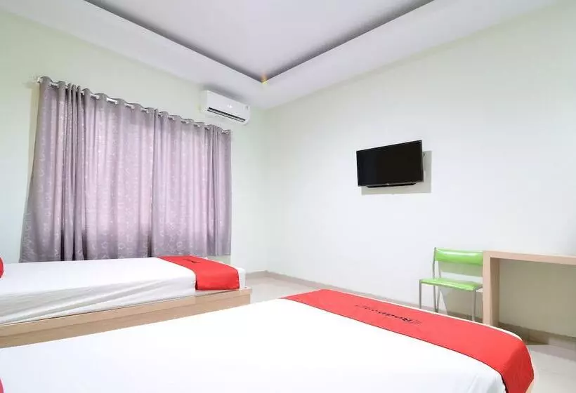 Hotelli Reddoorz Near Museum Keraton Surakarta