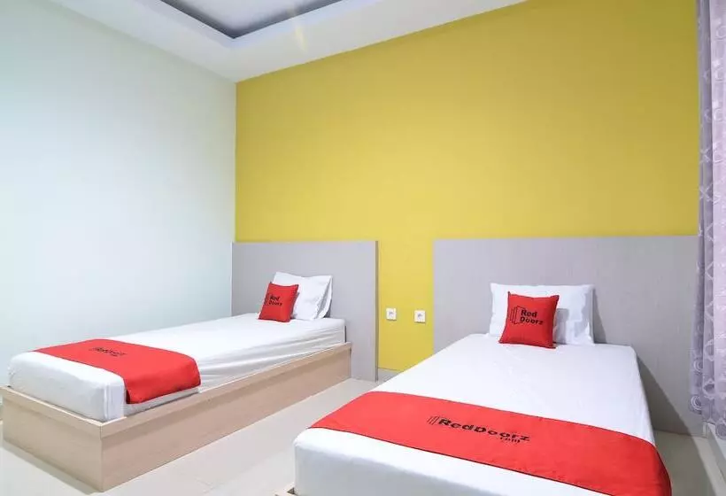 Hotelli Reddoorz Near Museum Keraton Surakarta