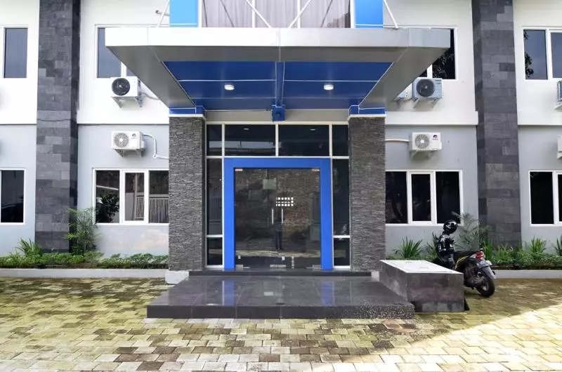 Hotelli Reddoorz Near Museum Keraton Surakarta