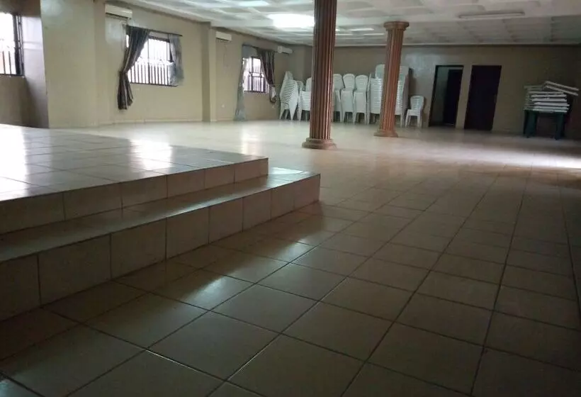 هتل Hail Henrietta