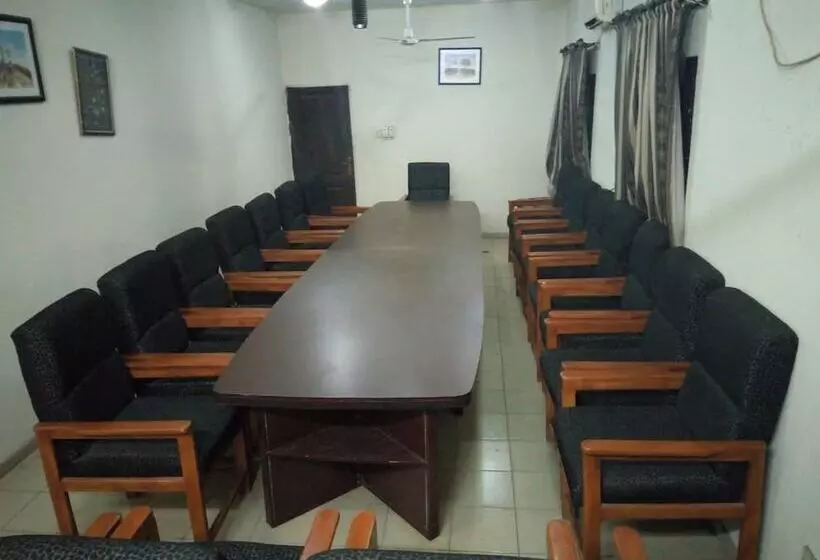 هتل Hail Henrietta