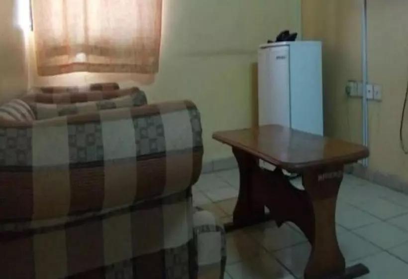 هتل Hail Henrietta