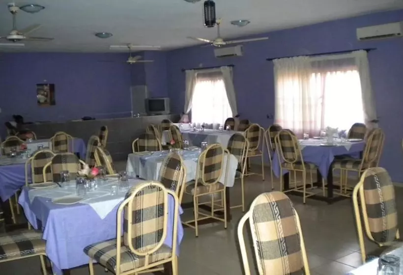 هتل Hail Henrietta