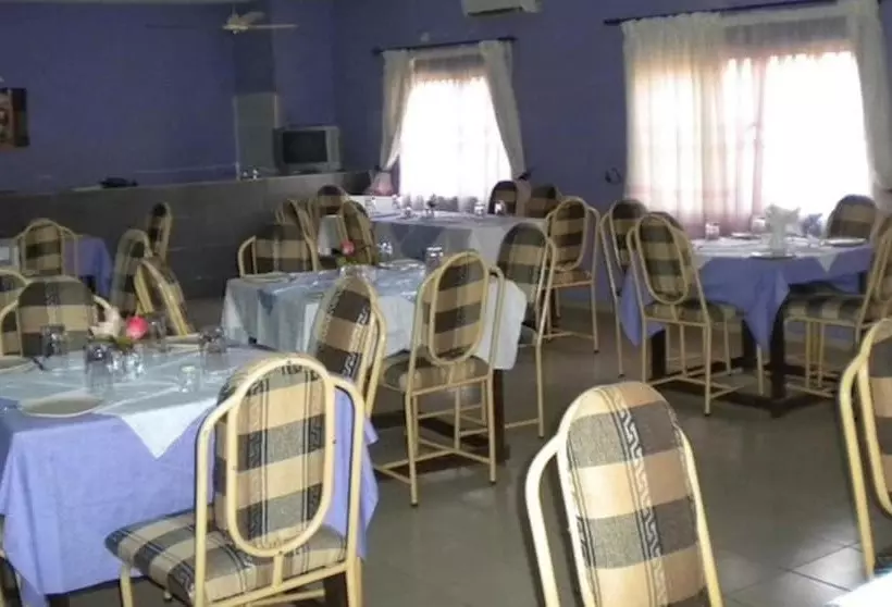 هتل Hail Henrietta