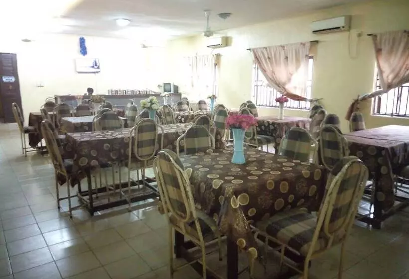 هتل Hail Henrietta