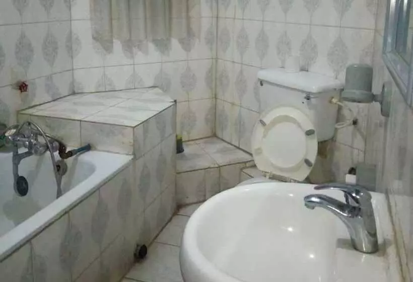 هتل Hail Henrietta