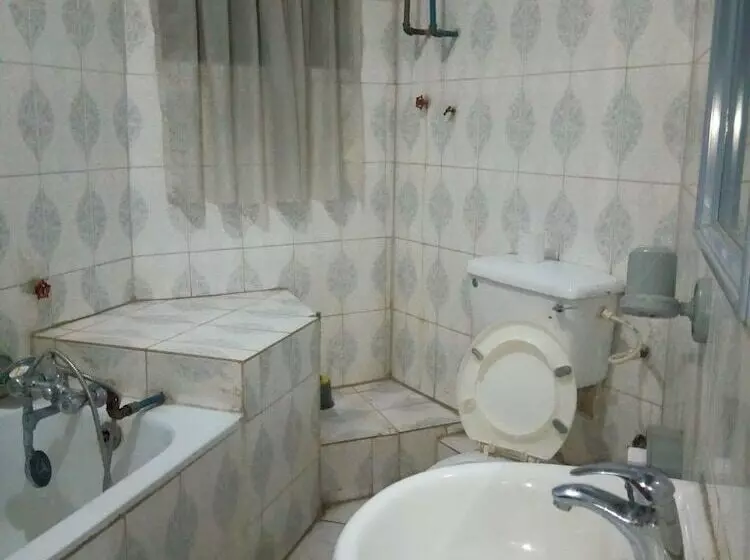 هتل Hail Henrietta