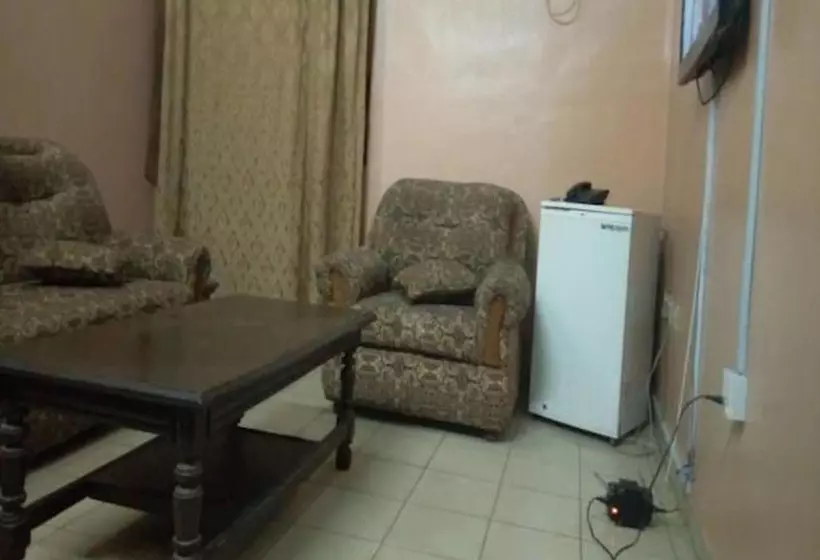 هتل Hail Henrietta