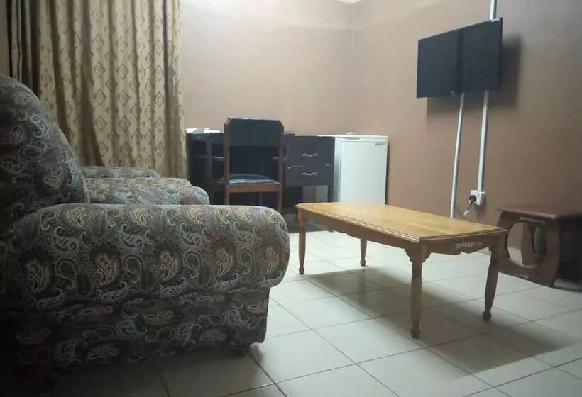 هتل Hail Henrietta