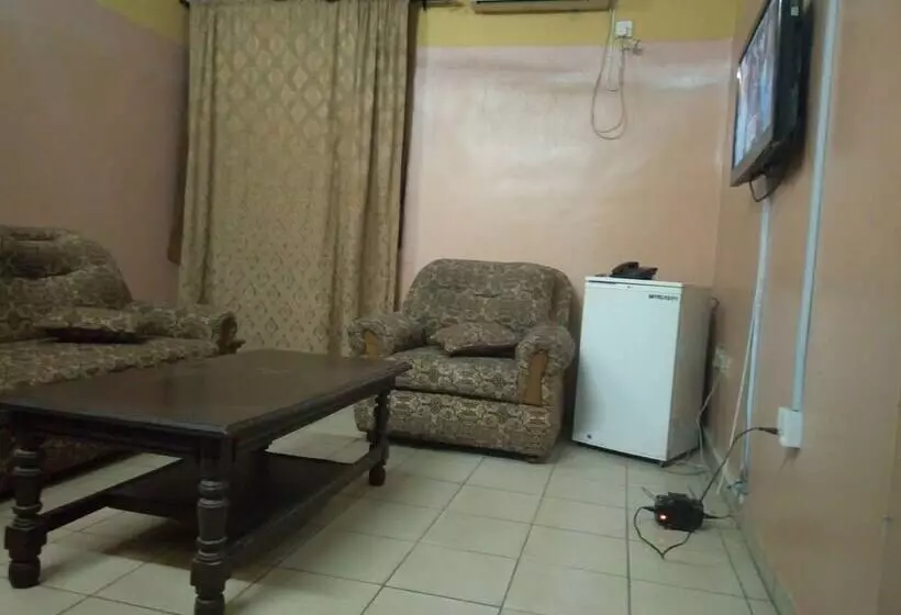 هتل Hail Henrietta