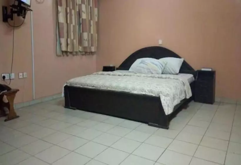 هتل Hail Henrietta